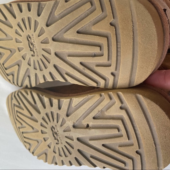 Ugg Classic Short Boot - Picture 12 of 13